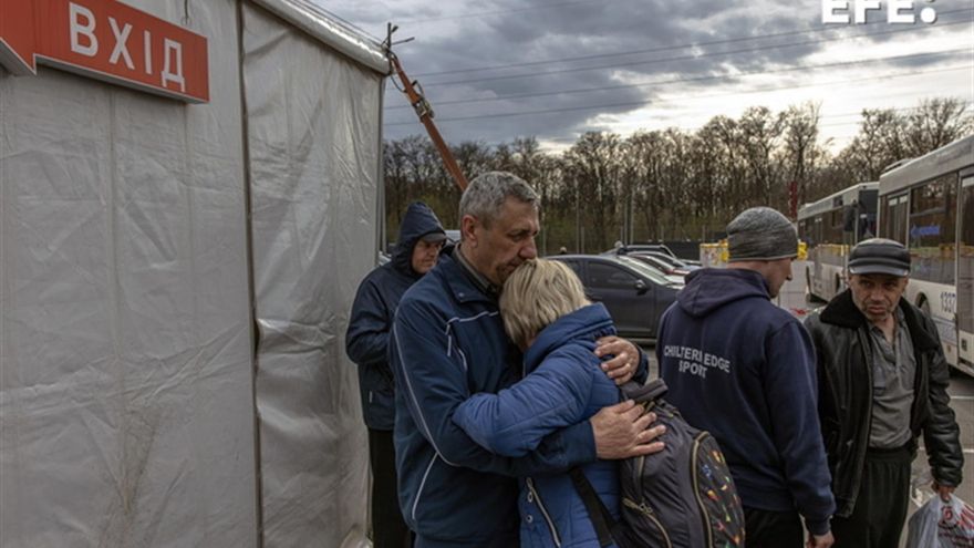 Civiles evacuados de Mariupol son recibidos en un centro de acogida en Zaporiya. EFE/EPA/ROMAN PILIPEY