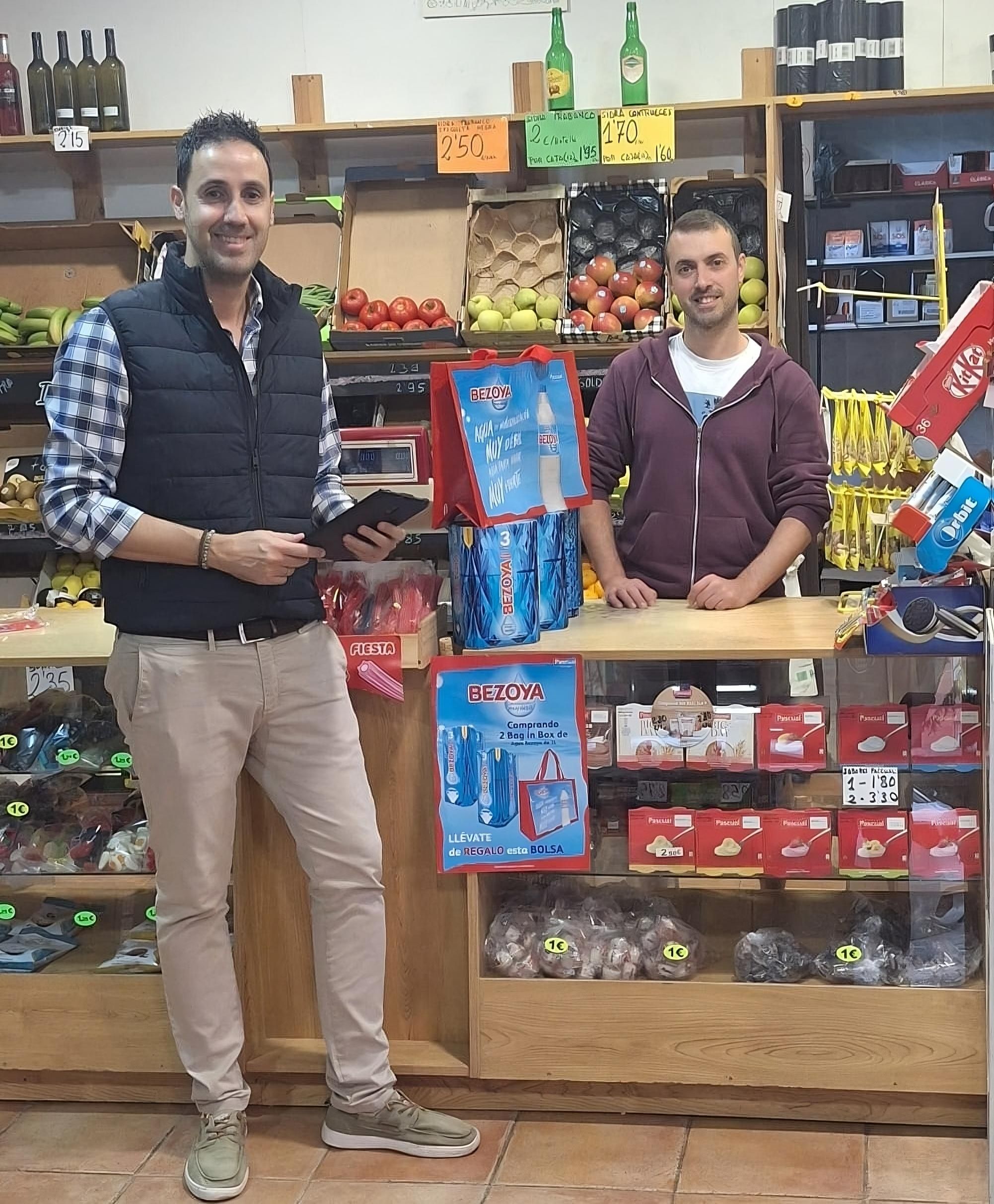 Luis Roces, comercial de Pascual en Asturias, junto a Víctor, de la frutería Empurdà