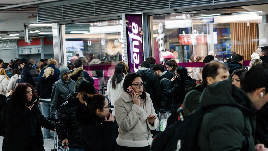 Decenas de personas haciendo cola en las oficinas de Renfe, en la estación Madrid-Puerta de Atocha-Almudena Grandes, a 18 de enero de 2026, en Madrid (España).