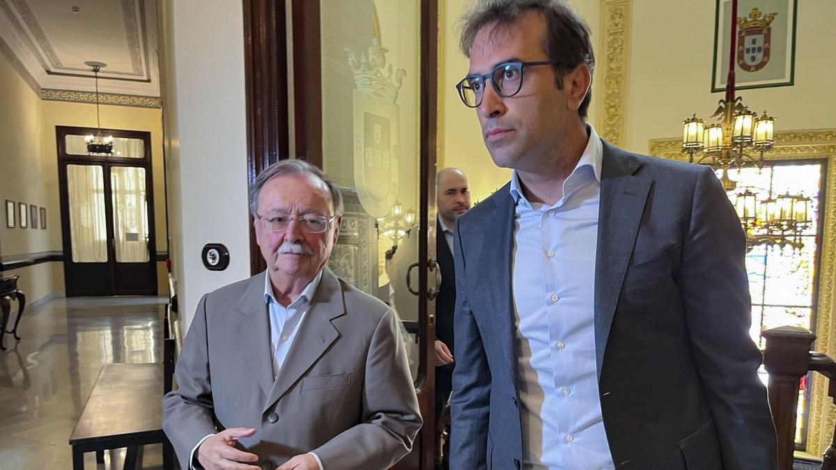 El vicepresidente primero, Carlos Cuerpo (d), junto al presidente de Ceuta, Juan Jesús Vivas (i).
