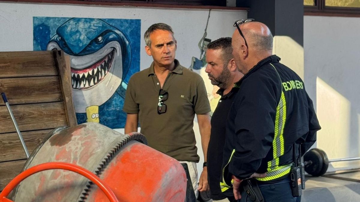 El Ayuntamiento acondiciona el colegio de Puerto Naos para su reapertura.