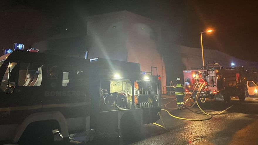 Efectivos de Bomberos La Palma durante la extinción.