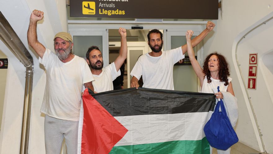 Llegada este lunes al aeropuerto de Bilbao de los cuatro activistas españoles que integraban la flotilla Global Sumud, en un vuelo procedente de Atenas. EFE/Luis Tejido