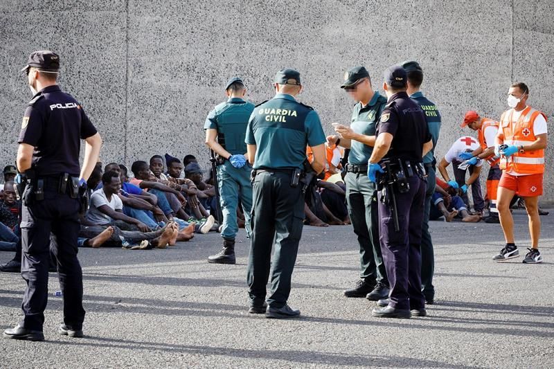 Personas rescatadas en el cayuco con 95 tripulantes localizado en las cercanías de Gran Canaria