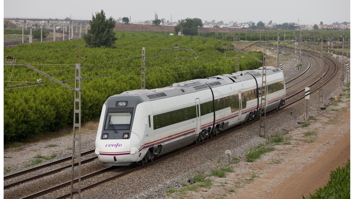 Economía/Transportes-Fomento lleva al Consejo de Ministros la reestructuración del servicio de trenes de media distancia