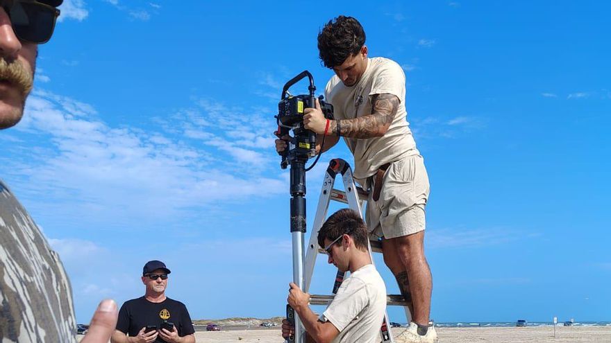 Un grupo de estadounidenses coloca un cartel de "zona restringida" en la Playa Bagdad de Matamoros, en suelo mexicano.