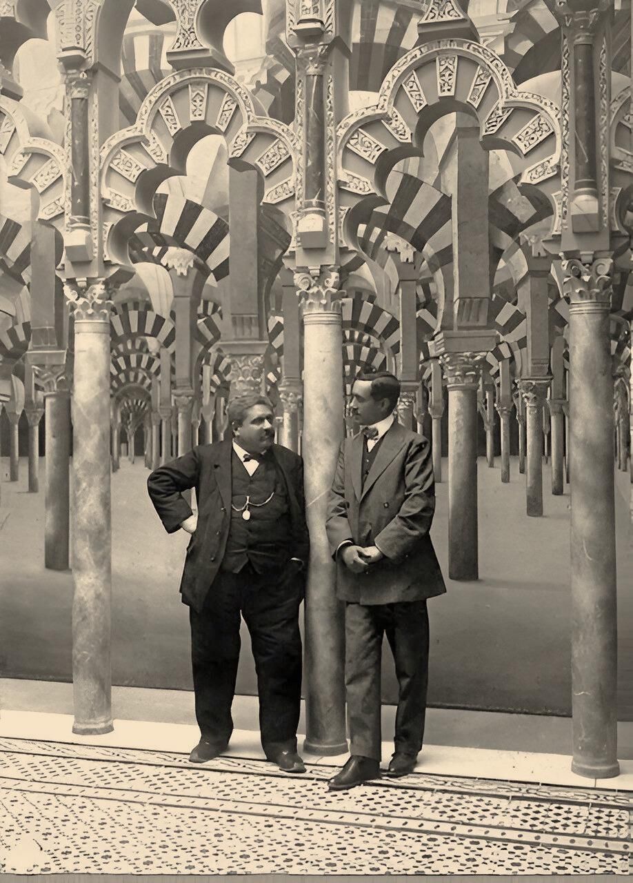 Rafael Garzón, padre e hijo en su estudio árabe de Córdoba.