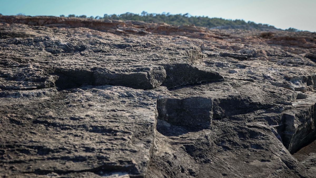 La superficie del enclave natural es rocosa y escarpada
