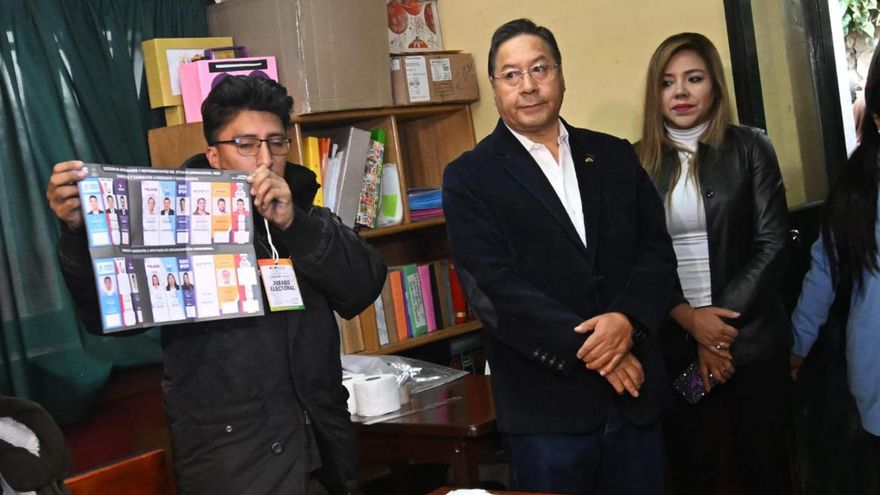 El presidente Luis Arce emite su voto y asegura un "transito democrático" en Bolivia