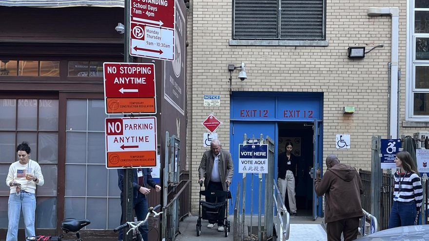 Personas acuden a un centro de votación en el Upper East Side este martes, en Nueva York (Estados Unidos).