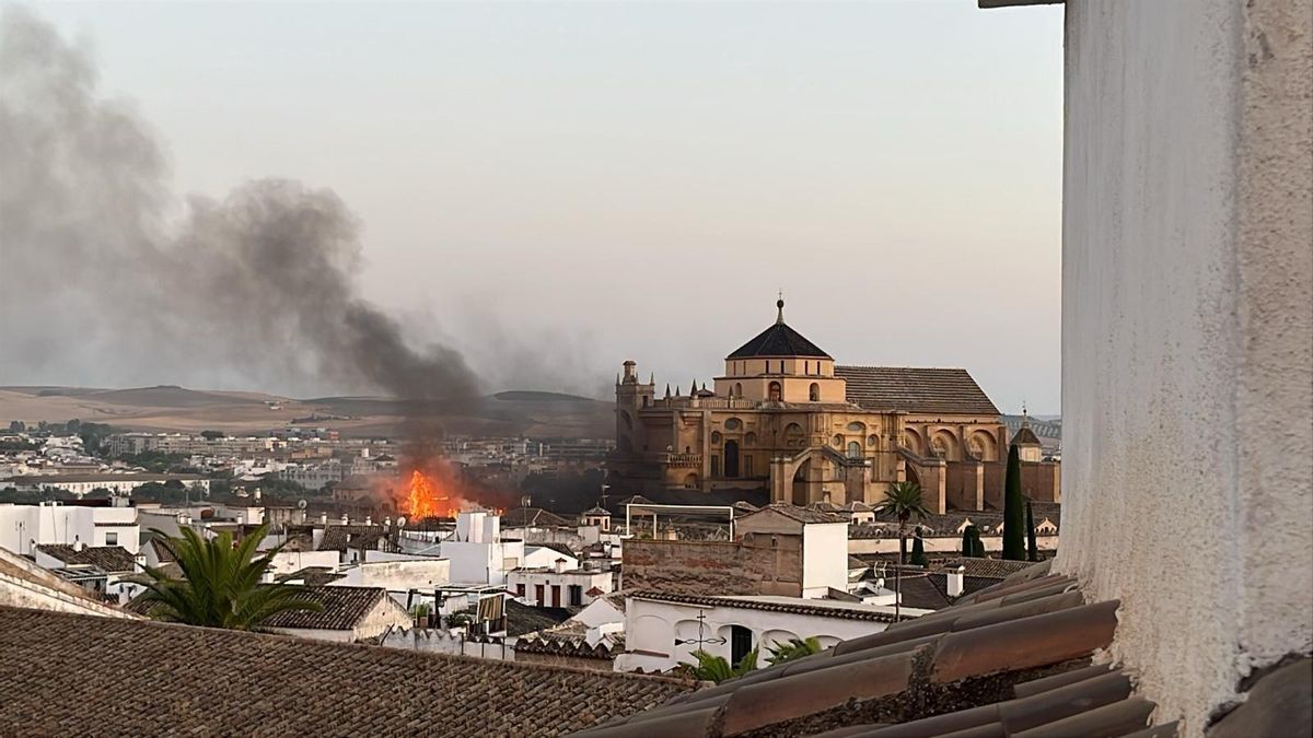Una de las primeras imágenes del incendio de la Mezquita de Córdoba.