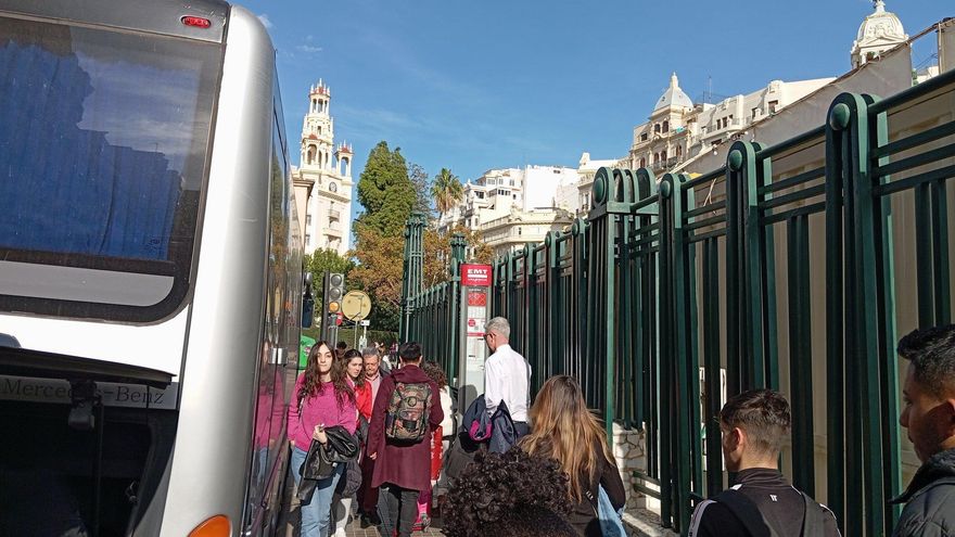 Travesía de ocho horas en autobús tras la suspensión del único tren semanal entre Ciudad Real y Valencia