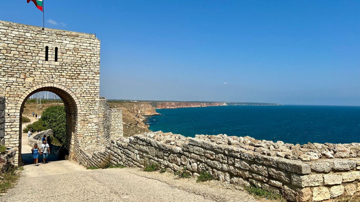 Construido entre acantilados de 70 metros, desde este castillo búlgaro se vigilaban las rutas marítimas y hoy permite ver delfines