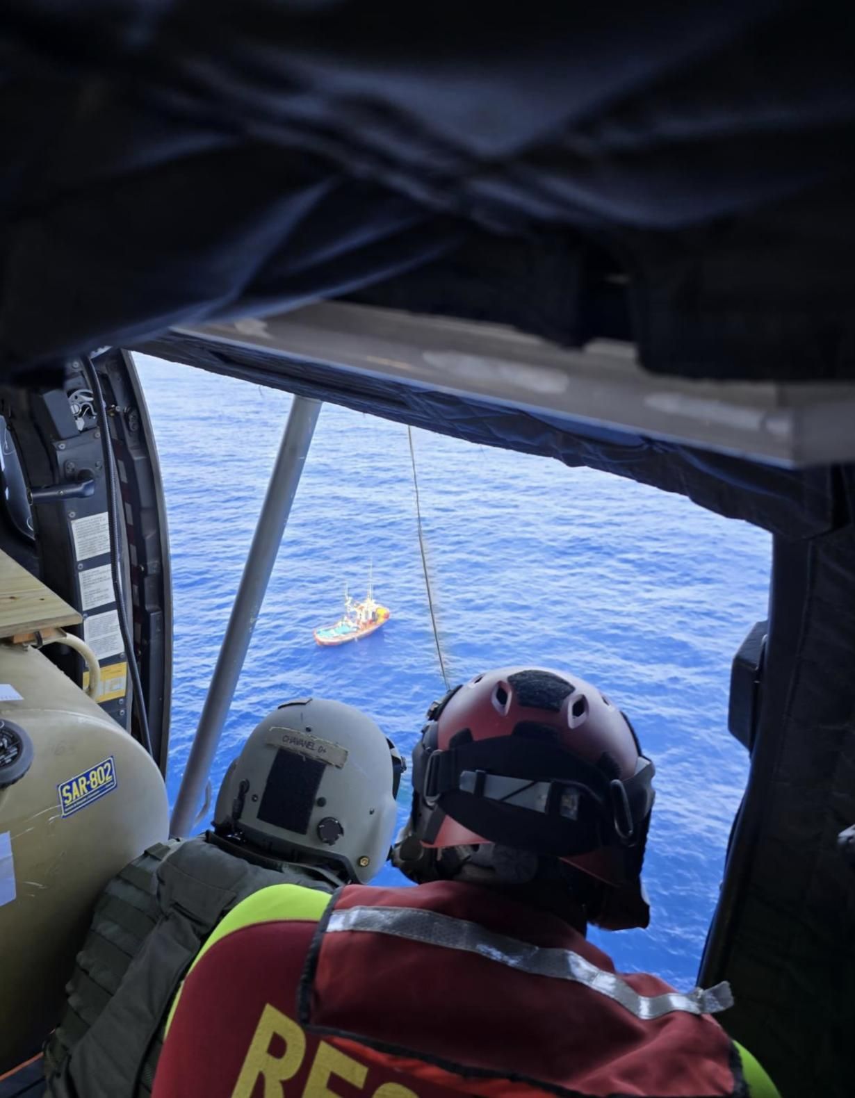 Un momento del rescate de los dos marineros. MINISTERIO DE DEFENSA