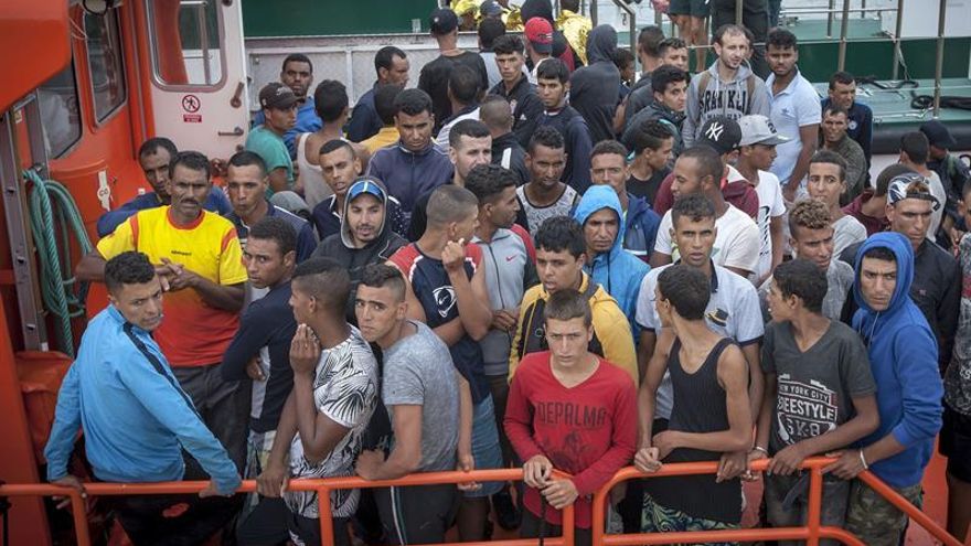 LLegan al puerto de Barbate (Cádiz), los 60 inmigrantes rescatados hoy por Salvamento Marítimo cuando viajaban en una patera