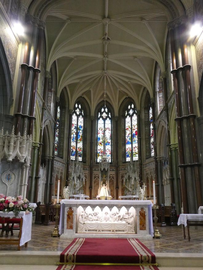 Interior de San Patricio y San Colmán, en Newry.