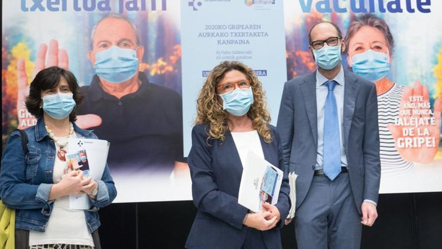 La consejera de Salud, Gotzone Sagardui, con el cartel de la campaña de vacunación contra la gripe