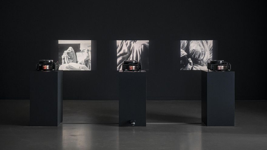 Exposición 'The Fold' de Hoda Afshar