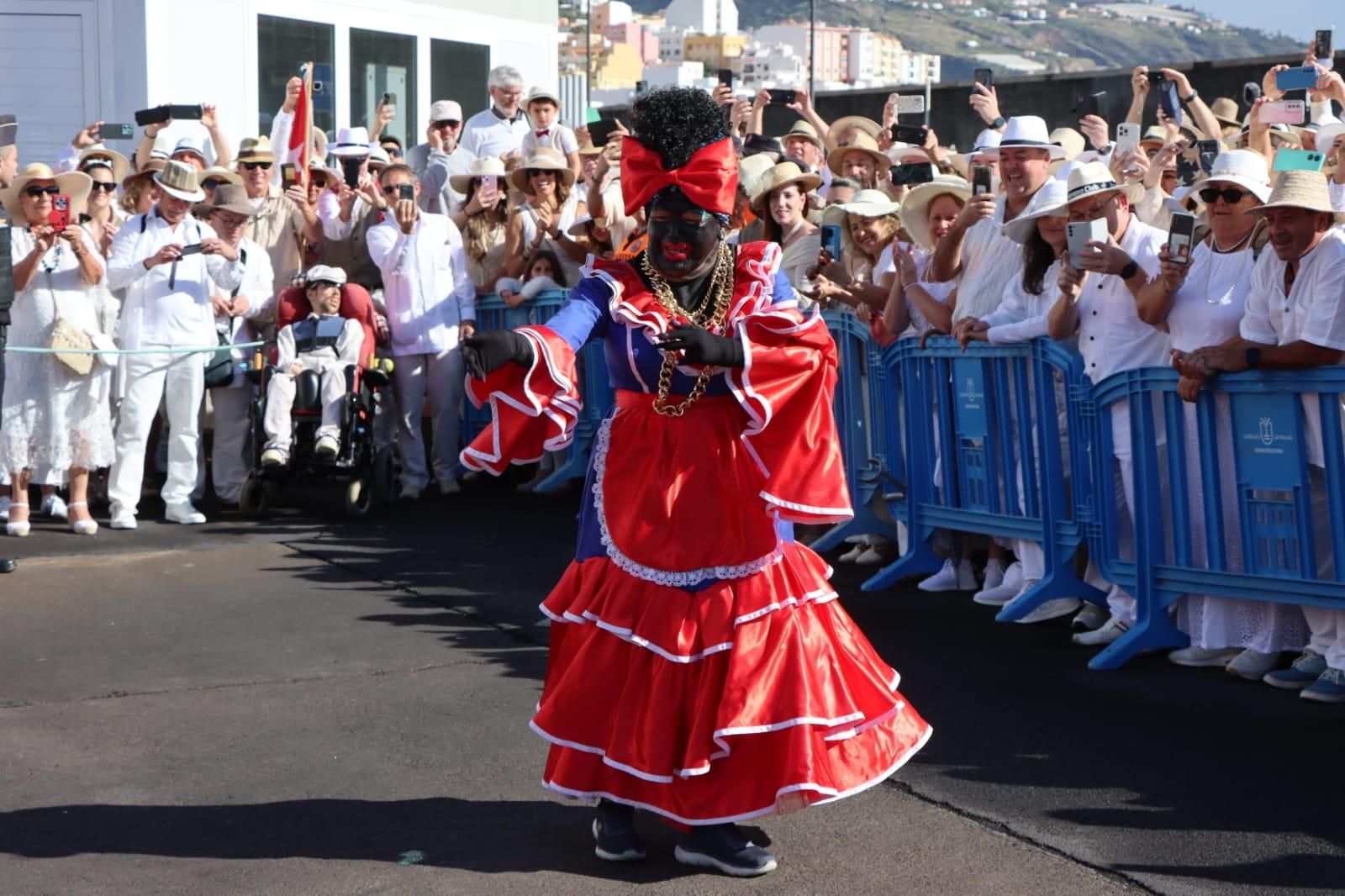 La Negra Tomasa deslumbra en el día indiano. JOSÉ AYUT