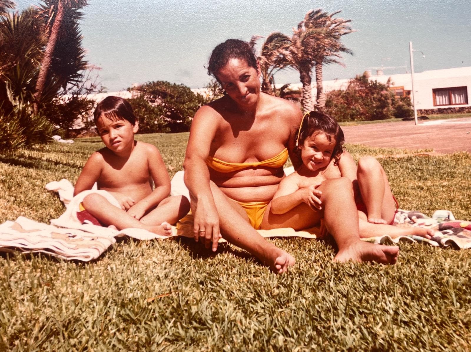 Sol, que falleció el 31 de agosto de 1994, con sus hijos Roy y Noa Galán junto al mar.