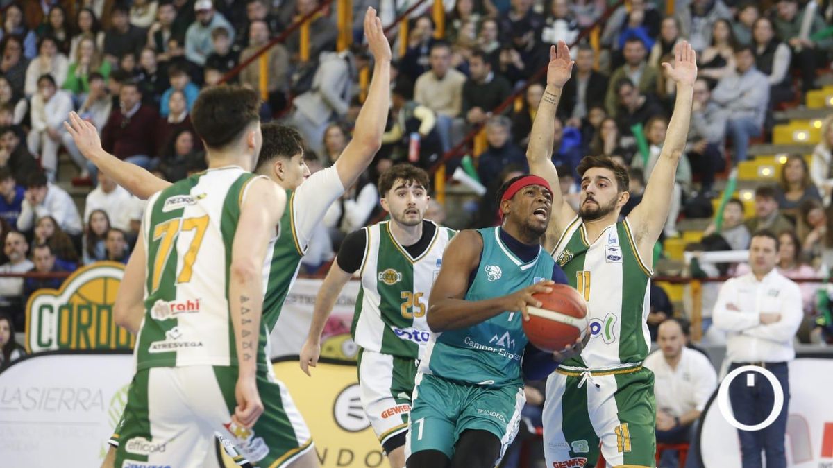 Lance del partido entre el Coto Córdoba y el UCB
