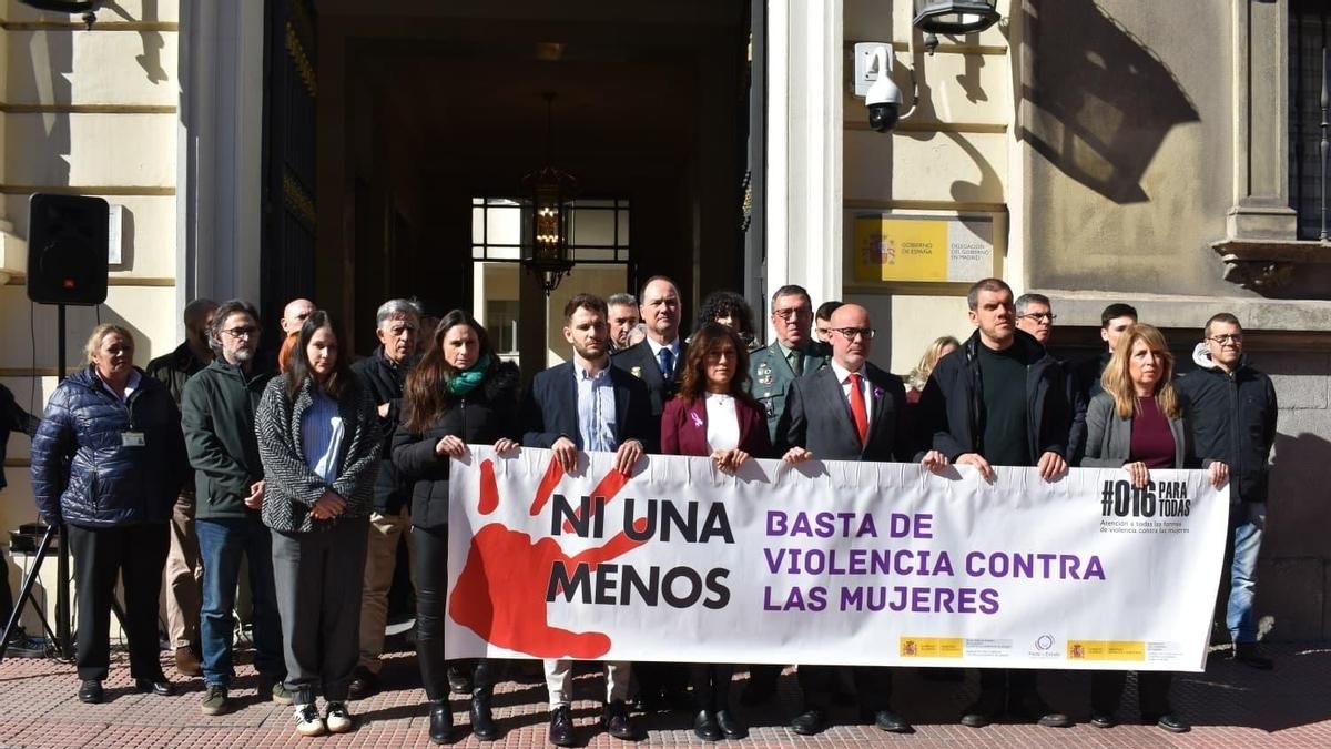 Minuto de silencio este viernes en la sede de la Delegación del Gobierno en Madrid tras el último asesinato por violencia machista en la Comunidad.