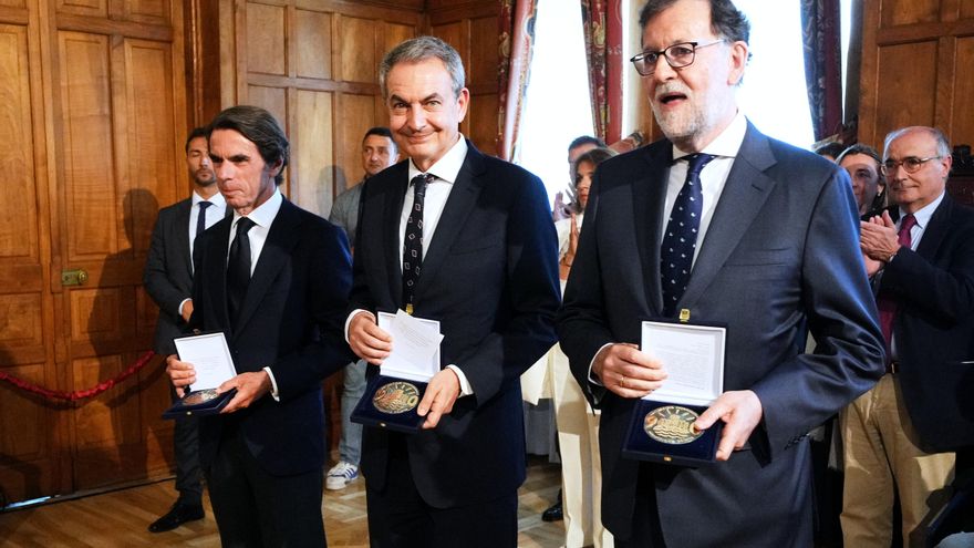 (I-D) Los expresidentes del Gobierno José María Aznar, José Luis Rodríguez Zapatero y Mariano Rajoy posan con sus medallas conmemorativas del 90 aniversario de la UIMP, en el Hall Real del Palacio de la Magdalena