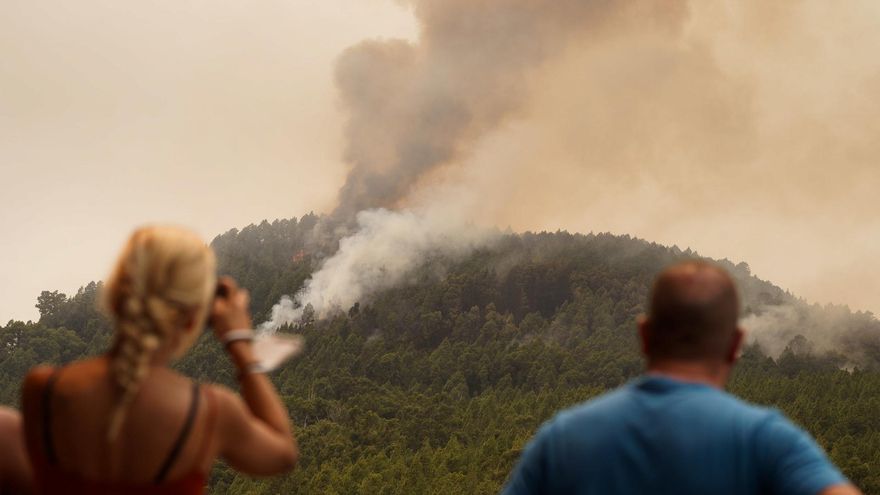 Unos vecinos del municipio de El Rosario observan el incendio forestal que afecta el municipio, muy cercano al núcleo poblacional de La Esperanza