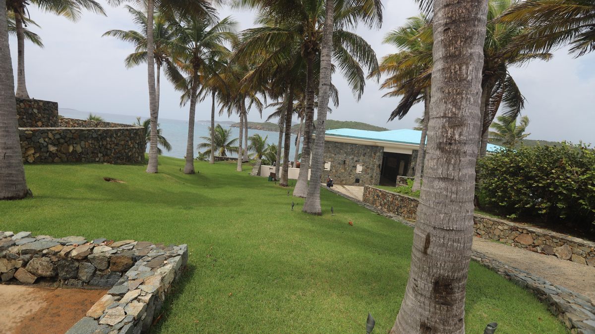 Jardín de la mansión.