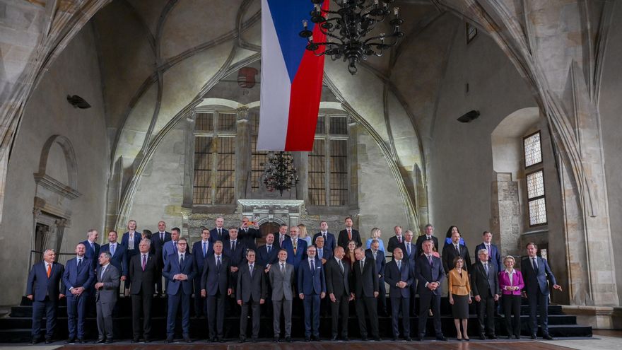 Foto de familia durante el Encuentro de la Comunidad Política Europea en Praga, República Checa, el 6 de octubre de 2022. EFE/EPA/FILIP SINGER