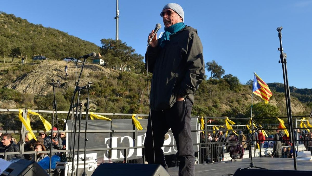 Lluís Llach canta 'L'Estaca' en el corte de Tsunami en la frontera con Francia