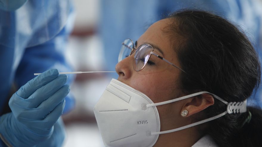Una mujer se somete a una prueba hisopada de coronavirus en Ciudad de Panamá (Panamá). EFE/ Carlos Lemos/Archivo