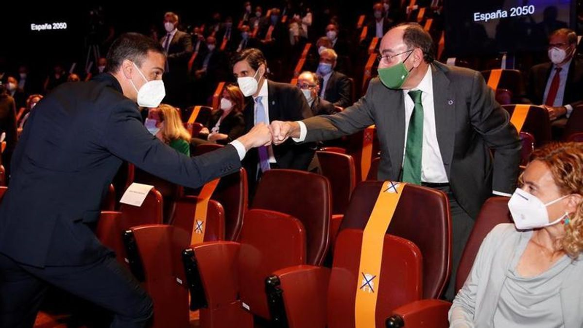El presidente del Gobierno, Pedro Sánchez, saluda al presidente de Iberdrola, Ignacio Sánchez Galán, en el acto España 2050 celebrado el 20 de mayo de 2021.