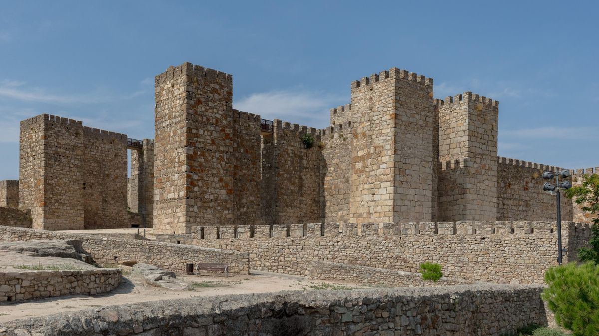 El imponente castillo de origen árabe en el que puedes hacer un viaje en el tiempo en esta ciudad clave de Extremadura