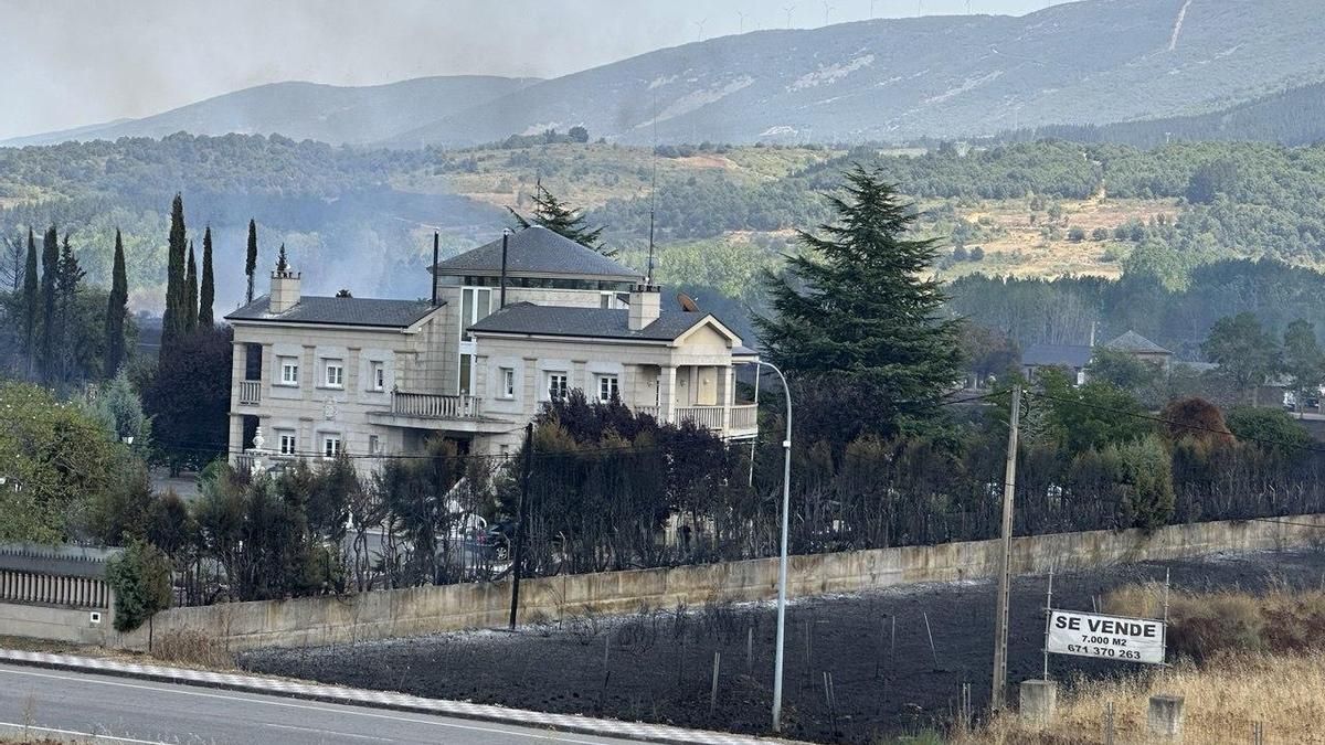 El incendio de Villaverde hizo temer por varias viviendas.