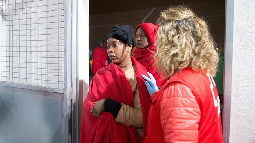 Desembarcan en Motril a 2 mujeres inmigrantes que eran trasladadas a Málaga