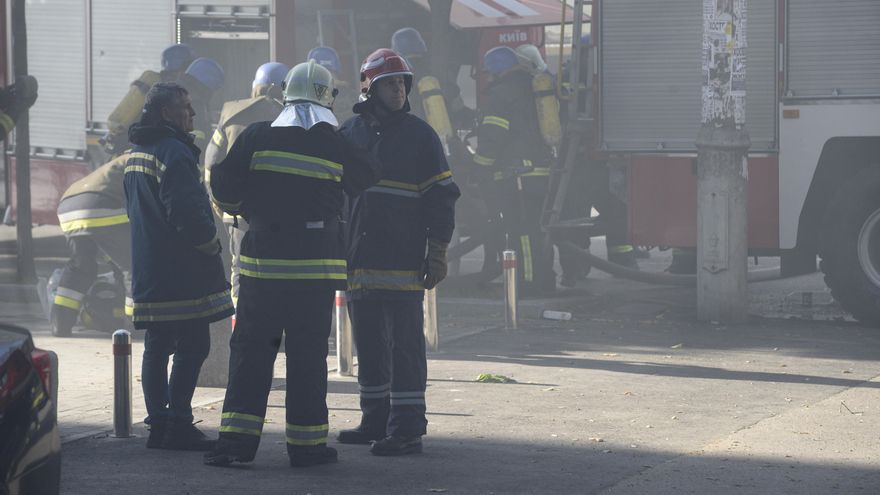 Servicios de rescate tras el último ataque ruso en Kiev.