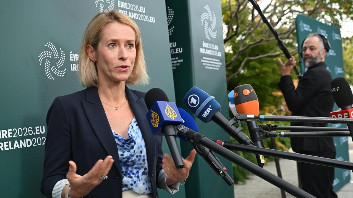 La Alta Representante de la UE para Asuntos Exteriores y Política de Seguridad, Kaja Kallas, habla con los medios antes de la reunión informal de los Ministros de Defensa de la UE en Irlanda. 