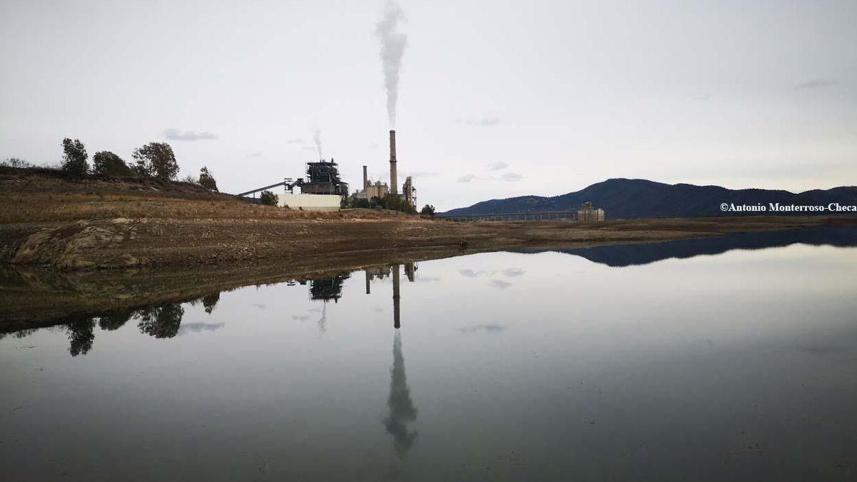 Central de Puente Nuevo desde el embalse.