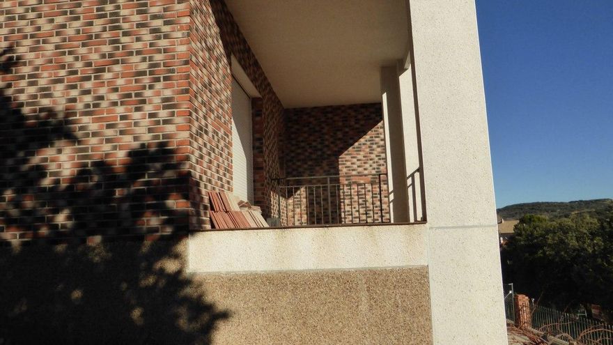 El chalet abandonado y que nunca se terminó de construir en el que vive Vicente, un jubilado de 71 años