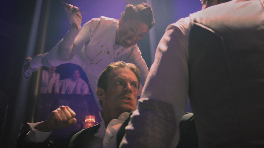 El protagonista enzarzado en una de las numerosas peleas que le entretienen de resolver el caso