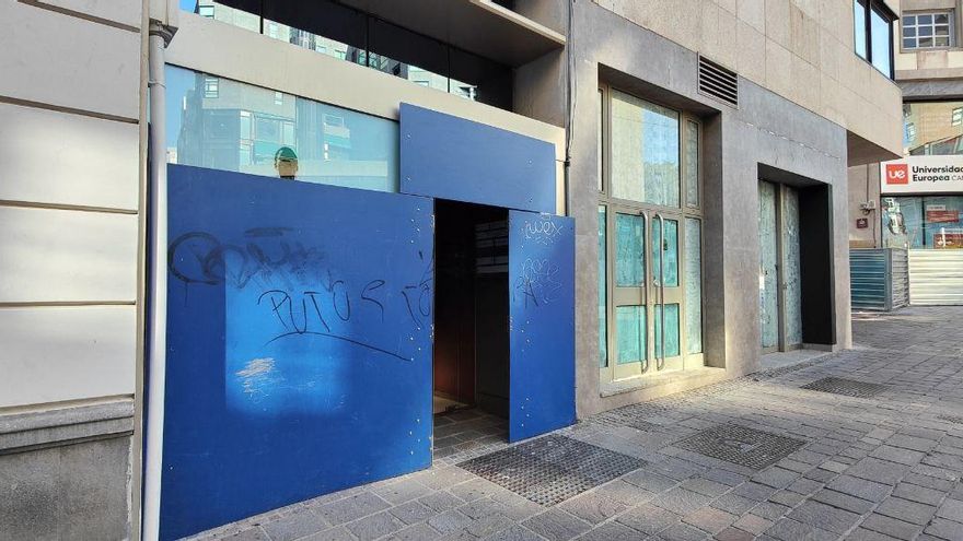 Otro portal del centro de Santa Cruz, protegido con planchas de metal para las fiestas