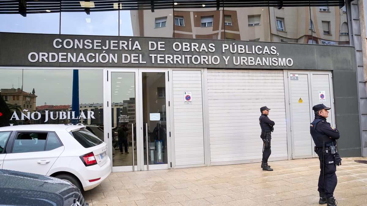 Varios policías en la entrada de la Consejería de Obras Públicas durante el registro por la presunta trama de adjudicaciones irregulares