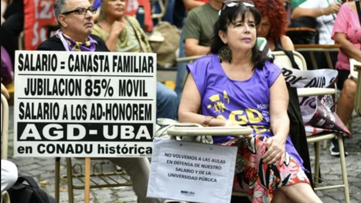 Docentes universitarios perciben salarios de pobreza.