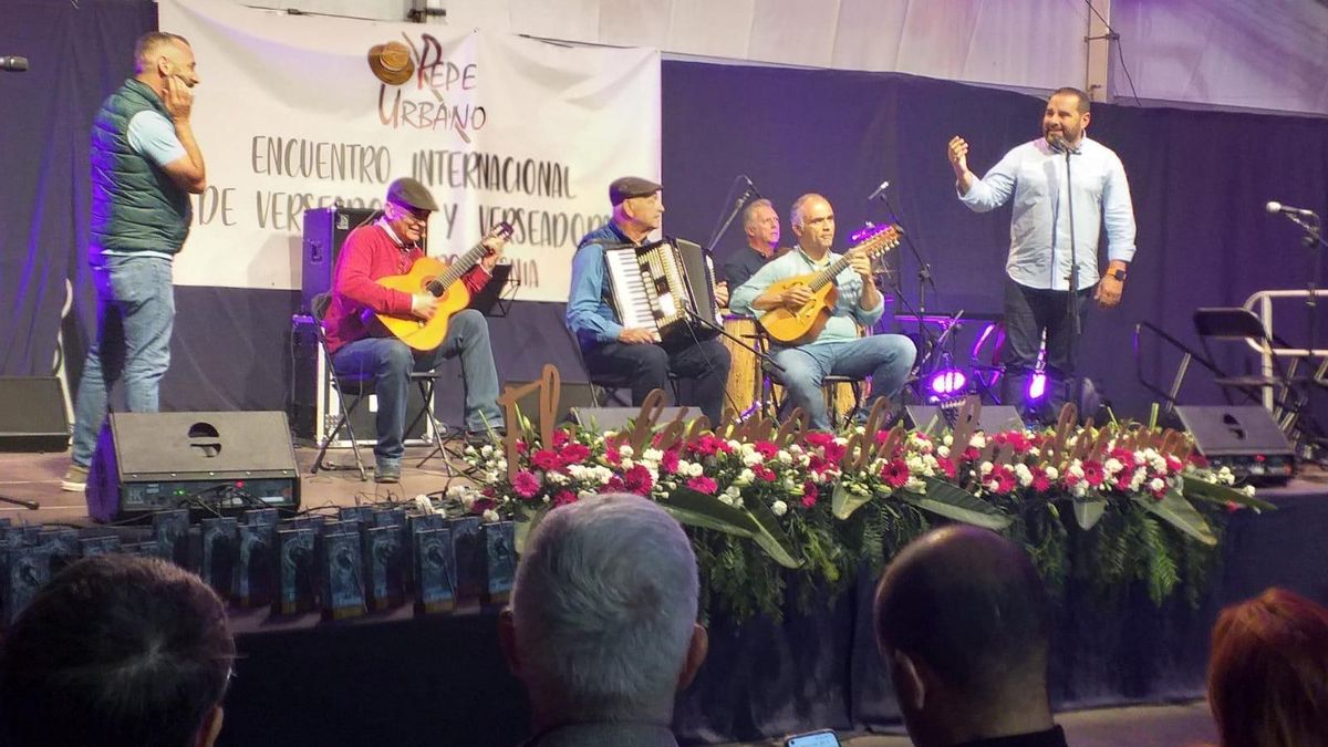 Décimo festival internacional ‘Pepe Urbano’: Controversia entre Efrén Rodríguez (i) y José María Dávila (d), acompañados por José Luis Teixé (guitarra), Berto Díaz (acordeón), Yeray Rodríguez (laúd) y Fernando García (percusión).   Foto: PLPP.
