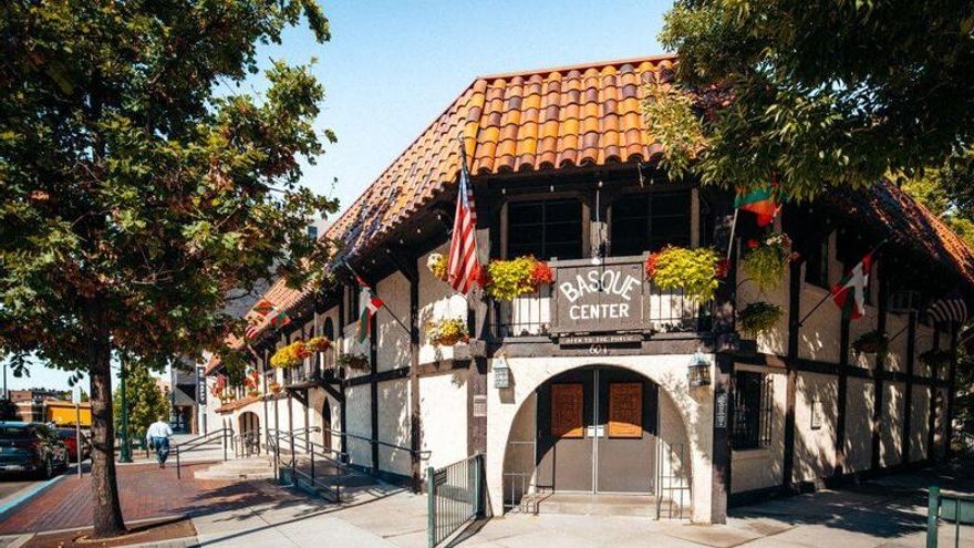 Los bulos sobre la ikurriña protagonizan el debate de las banderas oficiales de Idaho: "Es ilegal ondearla"