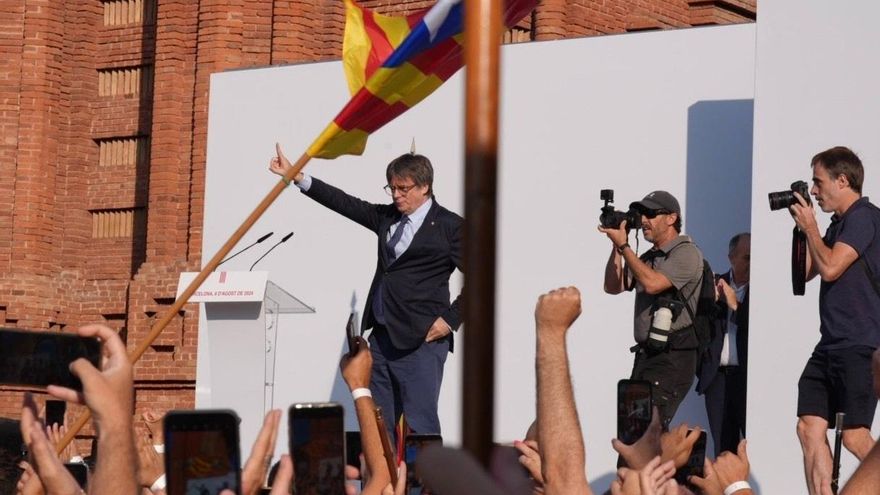El Gobierno esquiva el choque con Puigdemont pero alienta la renovación en Junts