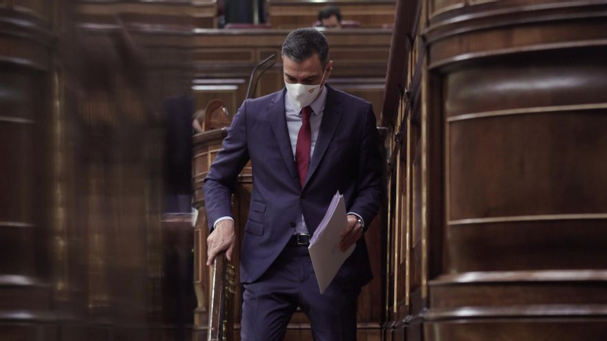 El presidente del Gobierno, Pedro Sánchez, bajando de la tribuna del Congreso en una imagen de archivo.