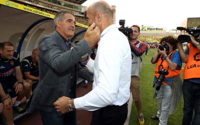 Los entrenadores de la UD Las Palmas, Paco Herrera, y del Zaragoza, Ranko Popovic se saludan. EFE/Elvira Urquijo A.