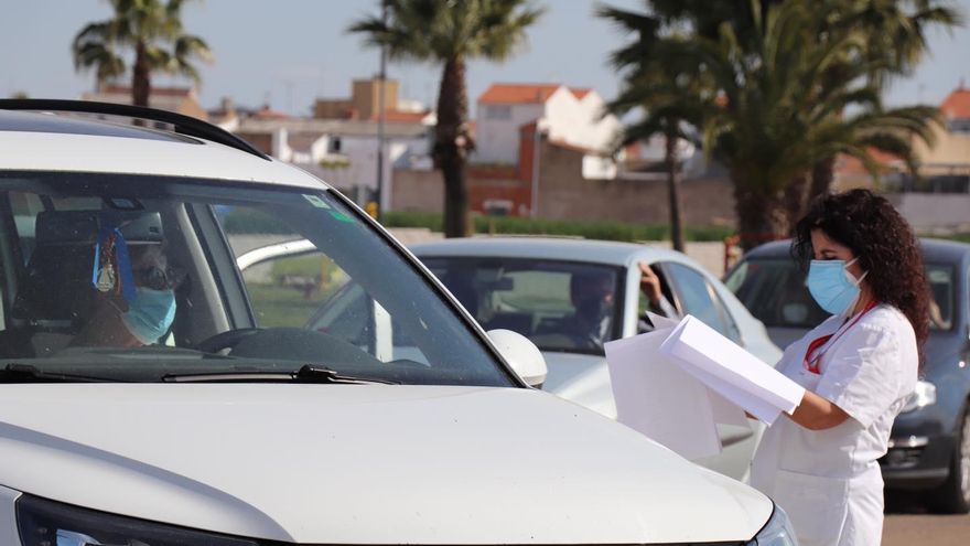 Una sanitaria comprueba el listado de vacunación en Villanueva de la Serena (Badajoz)